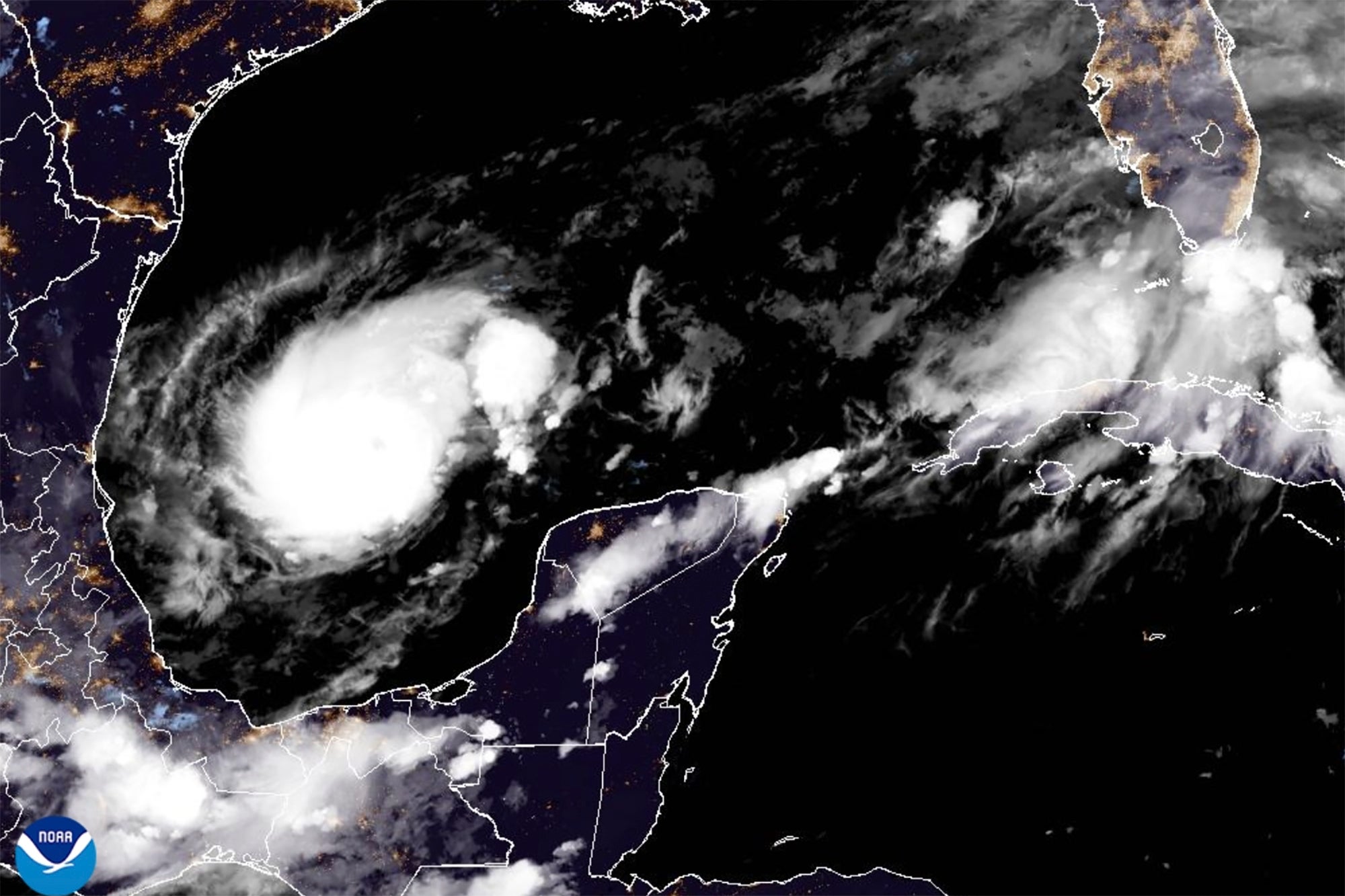 Se espera que el huracán Milton (en imagen de satélite) toque tierra en Florida el miércoles, menos de dos semanas después de que Helene causara devastación