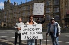 Desplazados de islas Chagos protestan por acuerdo que favorece a base militar de EEUU