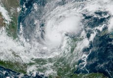 Meteorólogo de Florida se conmueve al dar pronóstico sobre el huracán Milton