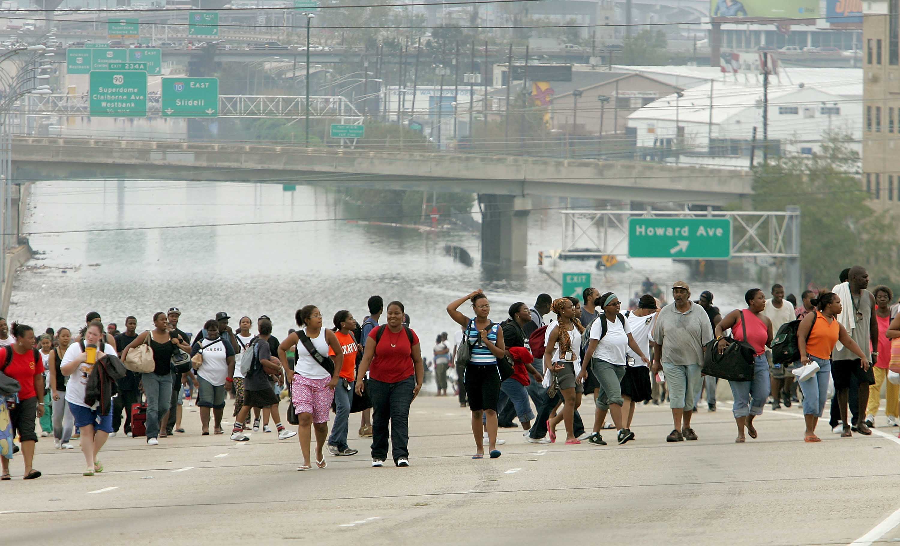 Un grupo de sobrevivientes caminan hacia un lugar seguro tras el paso del huracán Katrina por Nueva Orleans, Luisiana, en 2005. Aunque Katrina no llegó a la zona como un ciclón de categoría 5, causó grandes daños y pérdidas de vidas humanas