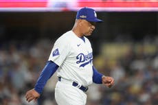 Roberts, manager de Dodgers, molesto después de que Machado lanzara una pelota en su dugout