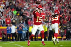 Patrick Mahomes lanza para 331 yardas, Derek Carr se lesiona y Chiefs vencen 26-13 a Saints