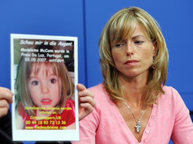 <p>Kate McCann observa un cartel con la imagen de su hija durante una conferencia de prensa el 6 de junio de 2007 en Berlín, Alemania, tras la desaparición de Madeleine McCann</p>