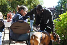 Traigan a sus mascotas a la iglesia, dice sacerdote haitiano, "no me las voy a comer"