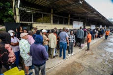 Mozambique vota en elecciones que podrían ampliar los 49 años de mandatos del partido en el gobierno