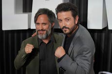 Gael García Bernal y Diego Luna alzan los puños de “La Máquina” en México