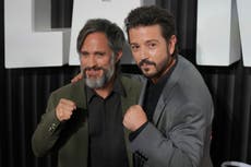 Gael García Bernal y Diego Luna alzan los puños de “La Máquina” en México