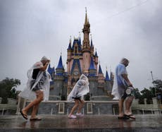 Cierre de Disney y Universal frenan turismo en Orlando ante inminente llegada de huracán Milton