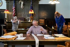 Teorías conspirativas en EEUU fomentaron el recuento manual de votos: un proceso lento y riesgoso