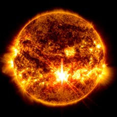 Tormenta solar podría poner más presión a redes eléctricas de EEUU, además de la de los huracanes
