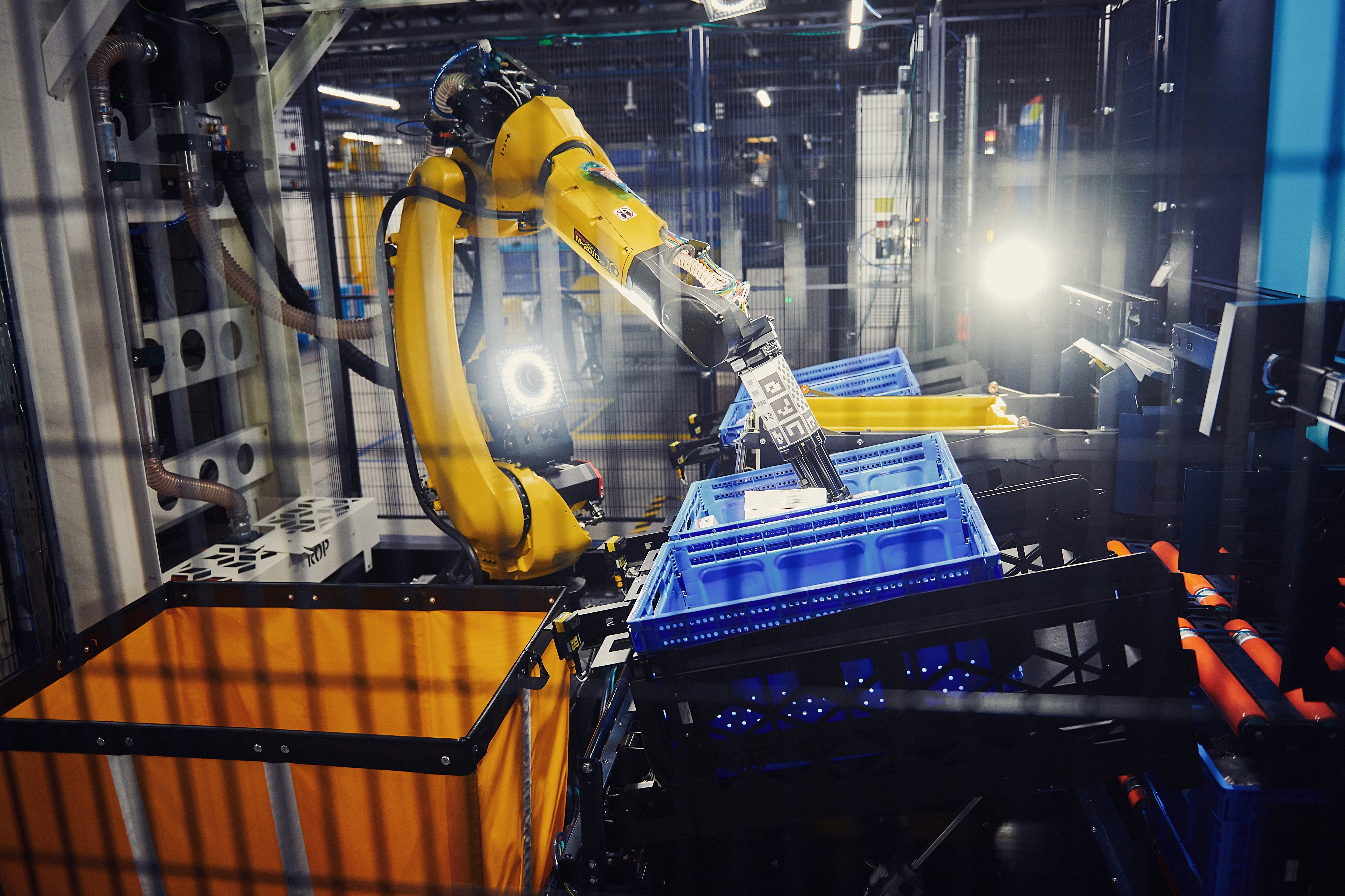 El robot “Sparrow” de Amazon clasifica los artículos antes de empaquetarlos