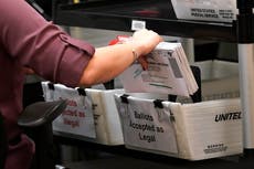 Sí, el fraude de votantes ocurre, pero es raro y oficinas electorales tienen medidas para detectarlo