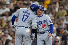 Betts y Ohtani mantienen con vida a Dodgers, que apalean 8-0 a Padres.