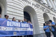 Inmigrantes traídos a EEUU cuando eran niños piden a jueces mantener protecciones contra deportación