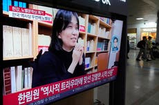 Surcoreanos reciben con alegría y asombro el Premio Nobel de la escritora Han Kang