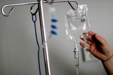 Fábrica de líquidos intravenosos reanudará operaciones en Florida tras paso de huracán