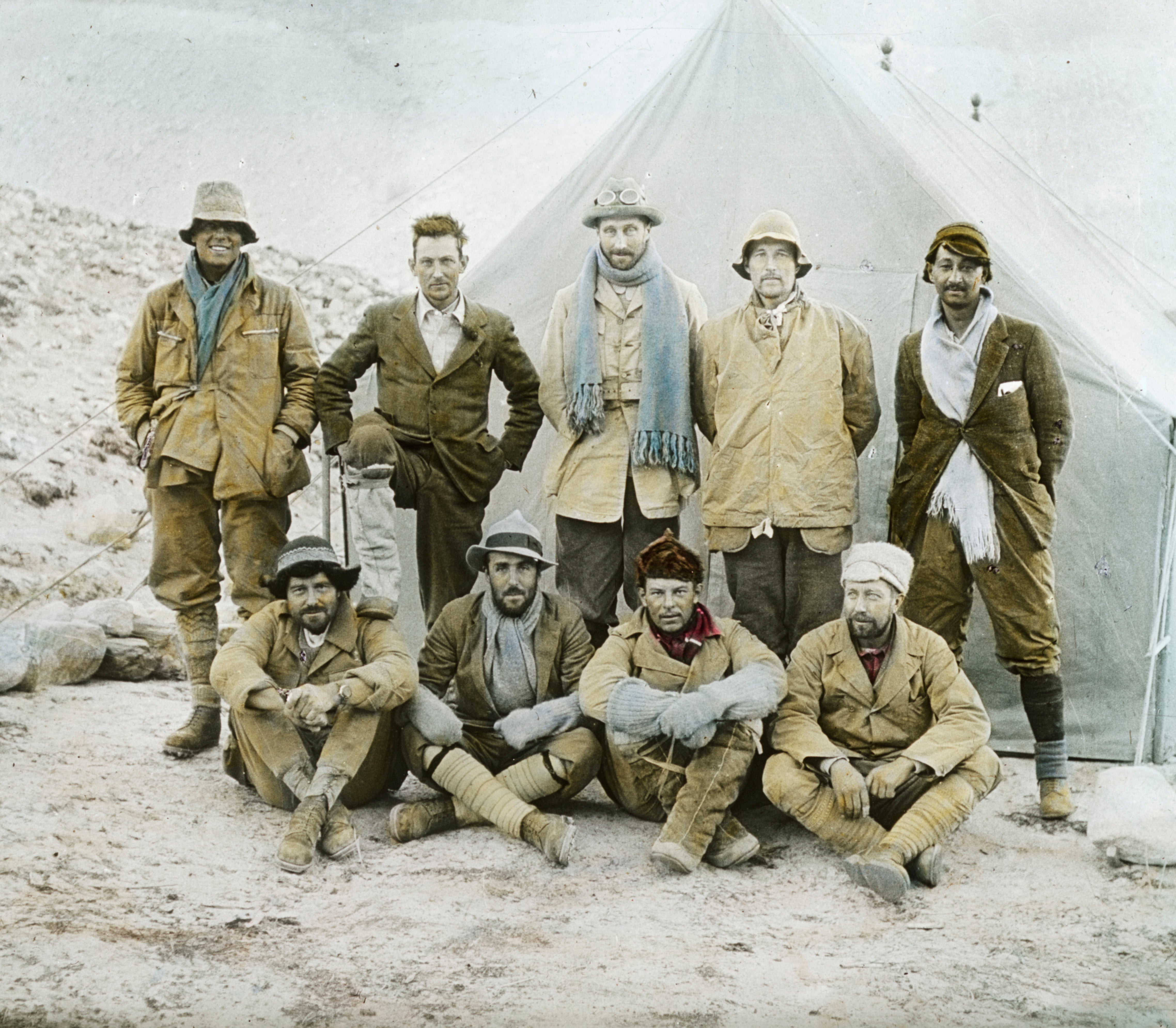 La expedición al Everest de 1924. Atrás, de izquierda a derecha: Sandy Irvine, George Mallory, Edward Norton, Noel Odell y John Macdonald. Delante, de izquierda a derecha: Edward Shebbeare, Geoffrey Bruce, Howard Somervell y Bentley Beetham. Fotografía: Real Sociedad Geográfica/Getty Images