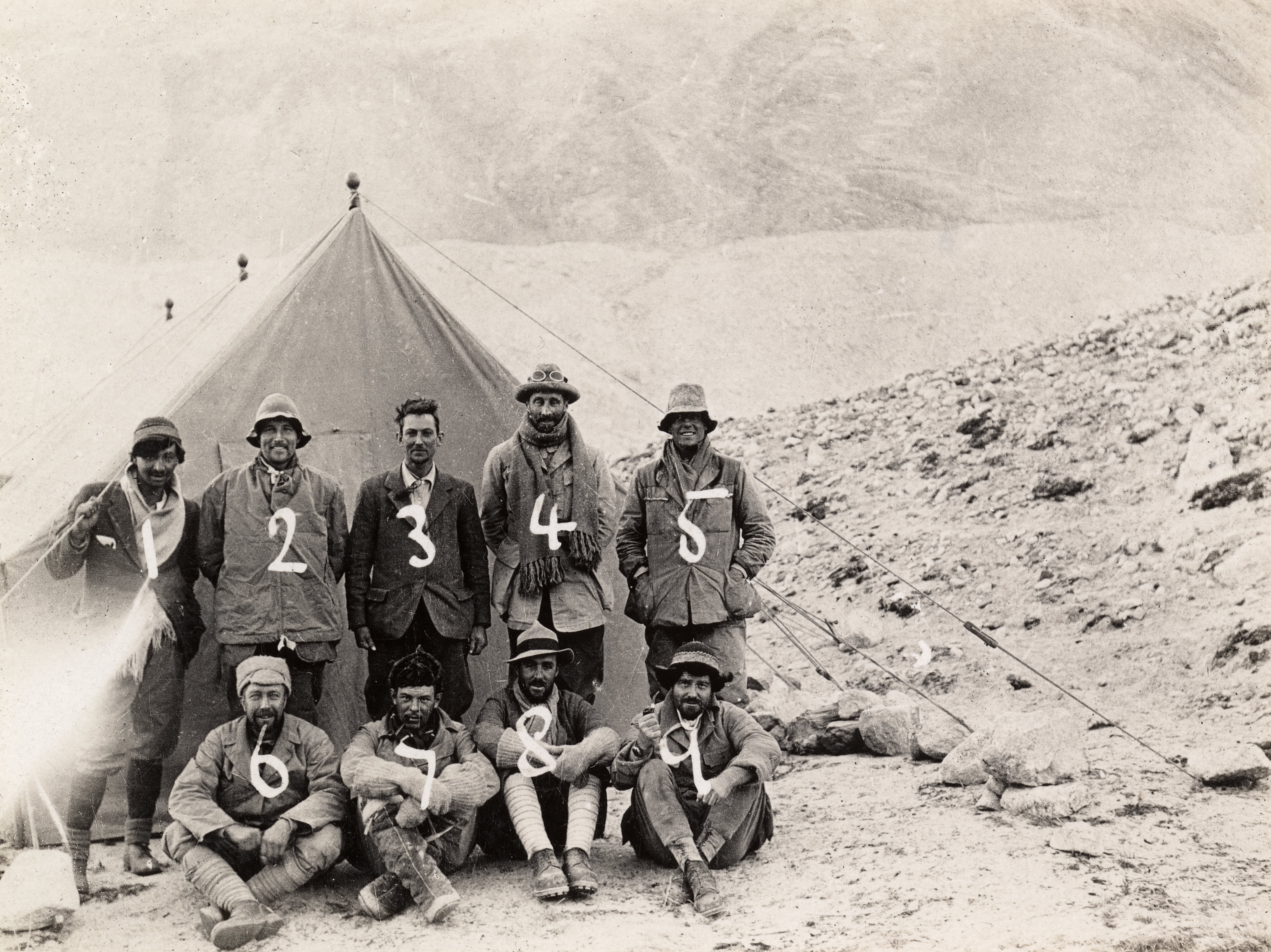 Fila de atrás: John MacDonald, Noel Odell, George Mallory, Edward Norton y Andrew Irvine. Primera fila (de izquierda a derecha): Bentley Beetham, Howard Somervell, Geoffrey Bruce y Edward Shebbeare. Expedición al Everest 1924. (Foto de J.B. Noel/Royal Geographical Society vía Getty Images)