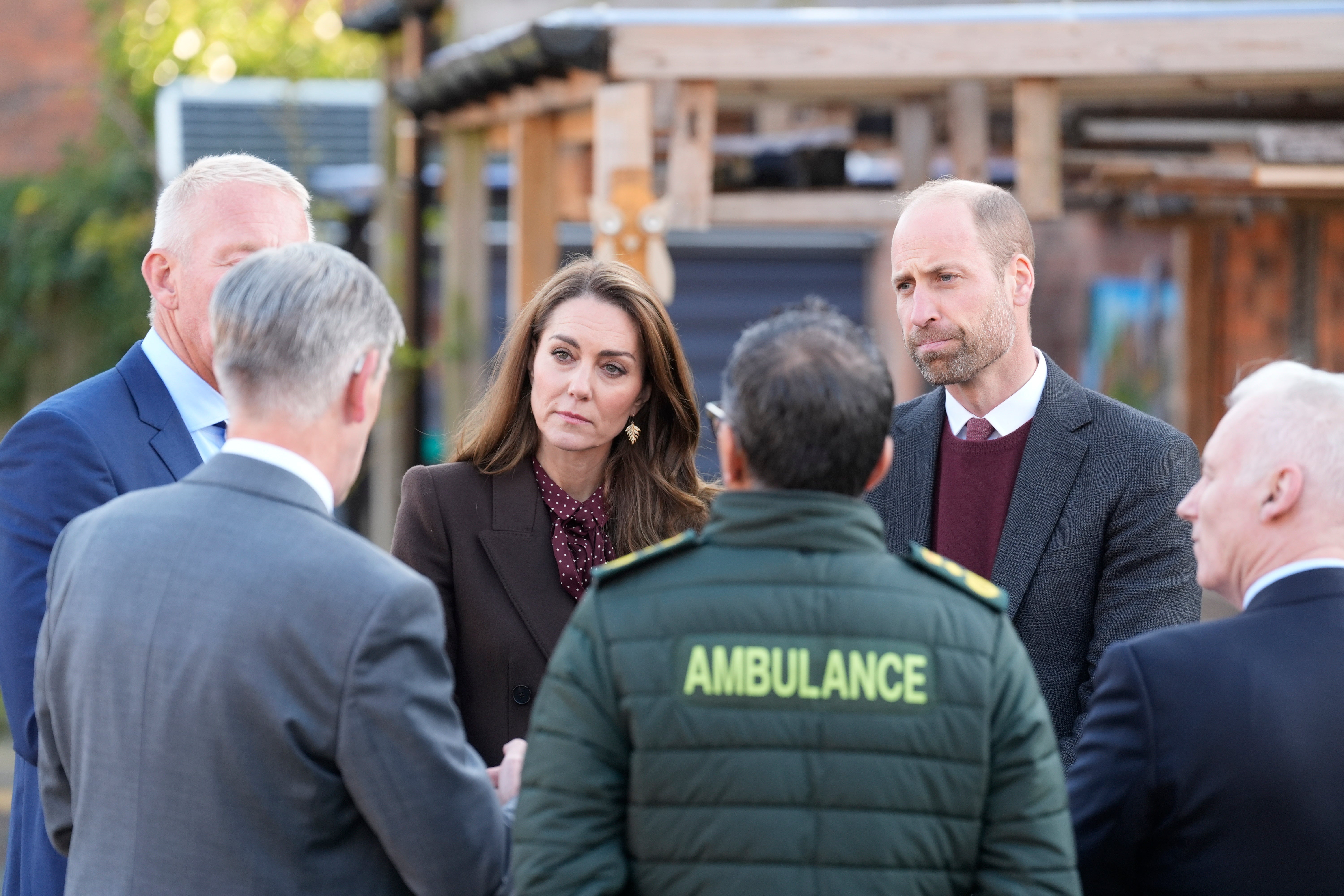 La princesa, acompañada por el príncipe William, hizo una visita sorpresa para reunirse con las familias afectadas por el trágico apuñalamiento en Southport