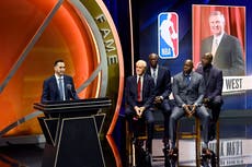 Jerry West es el primer integrante en tres ocasiones del Salón de la Fama del baloncesto