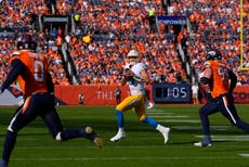 Herbert comanda a Chargers en triunfo 23-16 sobre Broncos, que pierden a Surtain por conmoción