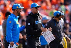 Jim Harbaugh se pierde parte del triunfo de Chargers sobre Broncos por un ritmo cardiaco irregular