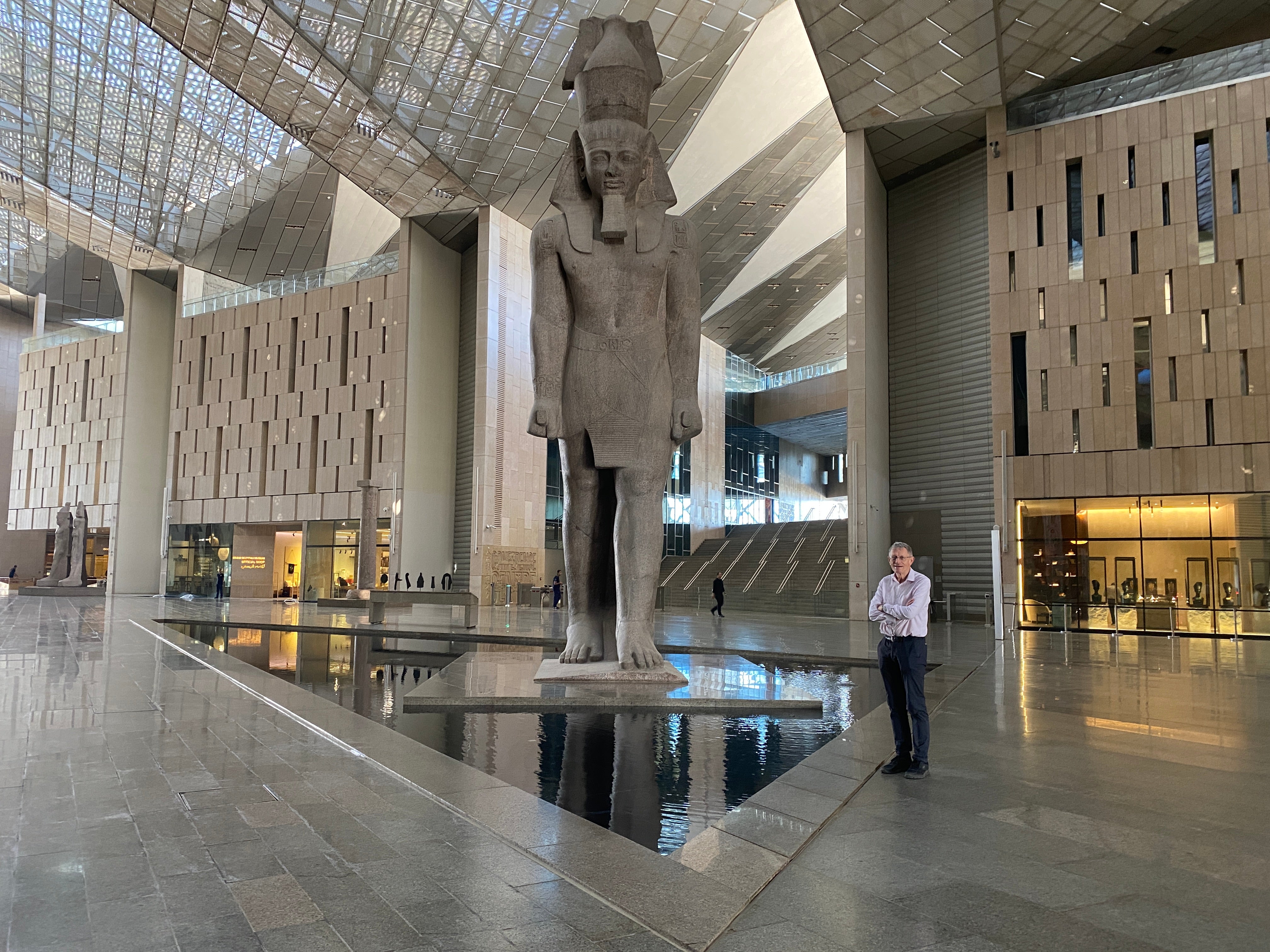 Reliquias del pasado: Simon Calder (a la derecha) junto a una imponente estatua de Ramsés II de 1,80 m en el atrio del Gran Museo Egipcio