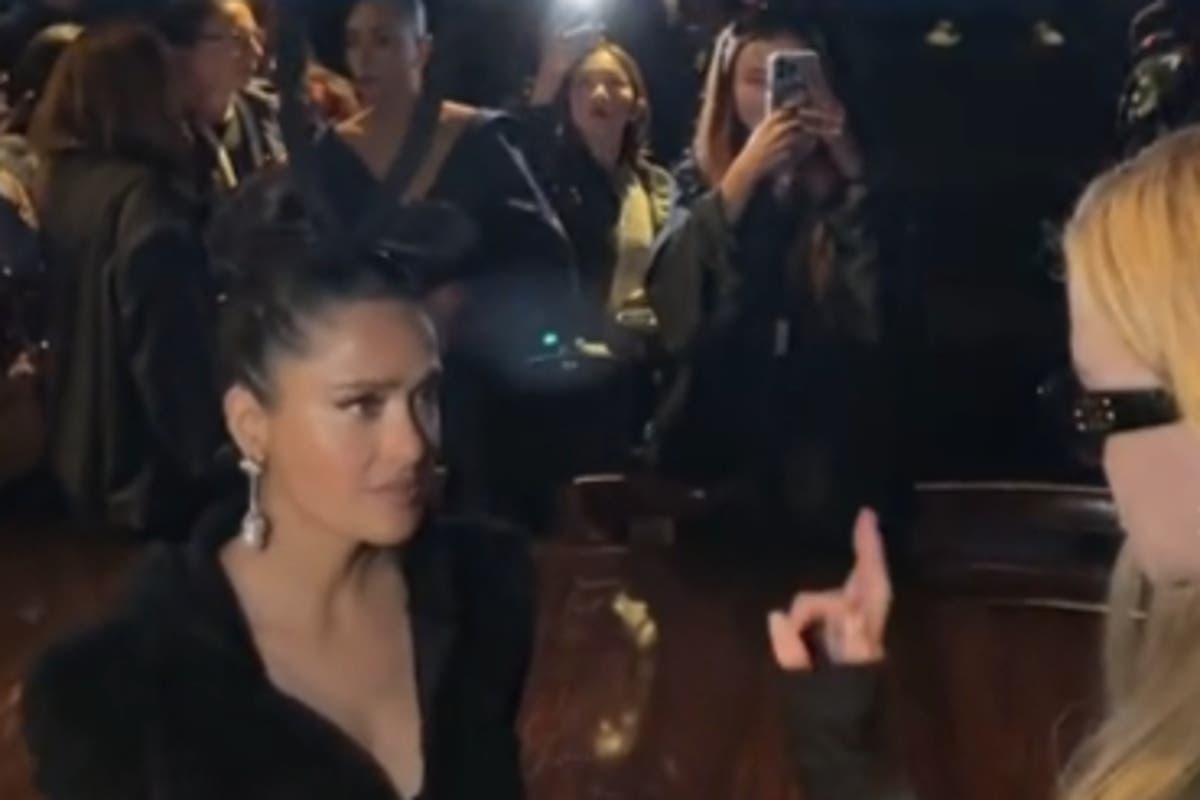 La tensa interacción entre Nicole Kidman y Salma Hayek en el desfile de Balenciaga de la Semana