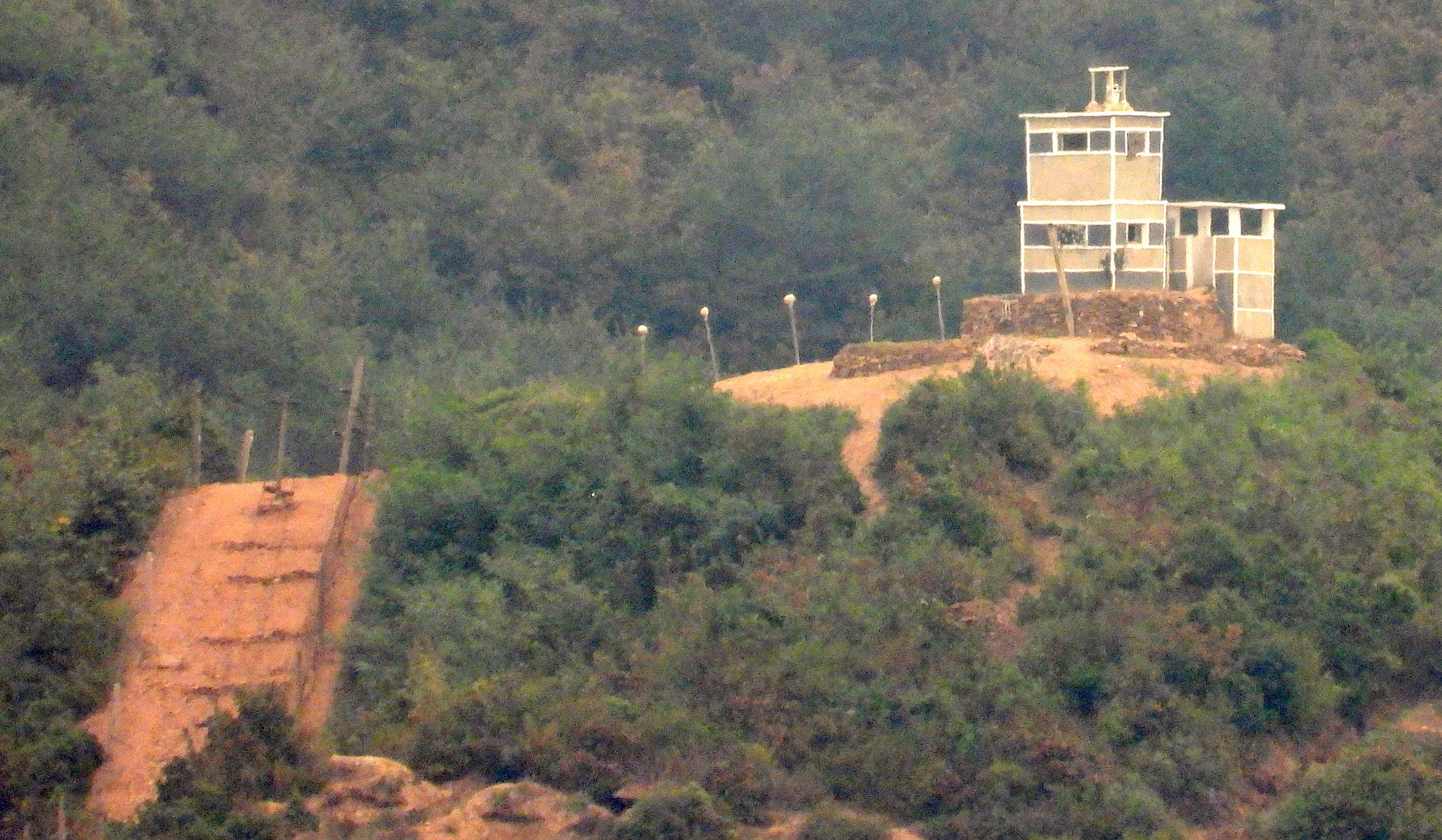 Poste de vigilancia y valla recién construidos en Corea del Norte vistos desde un observatorio en Incheon, Corea del Sur