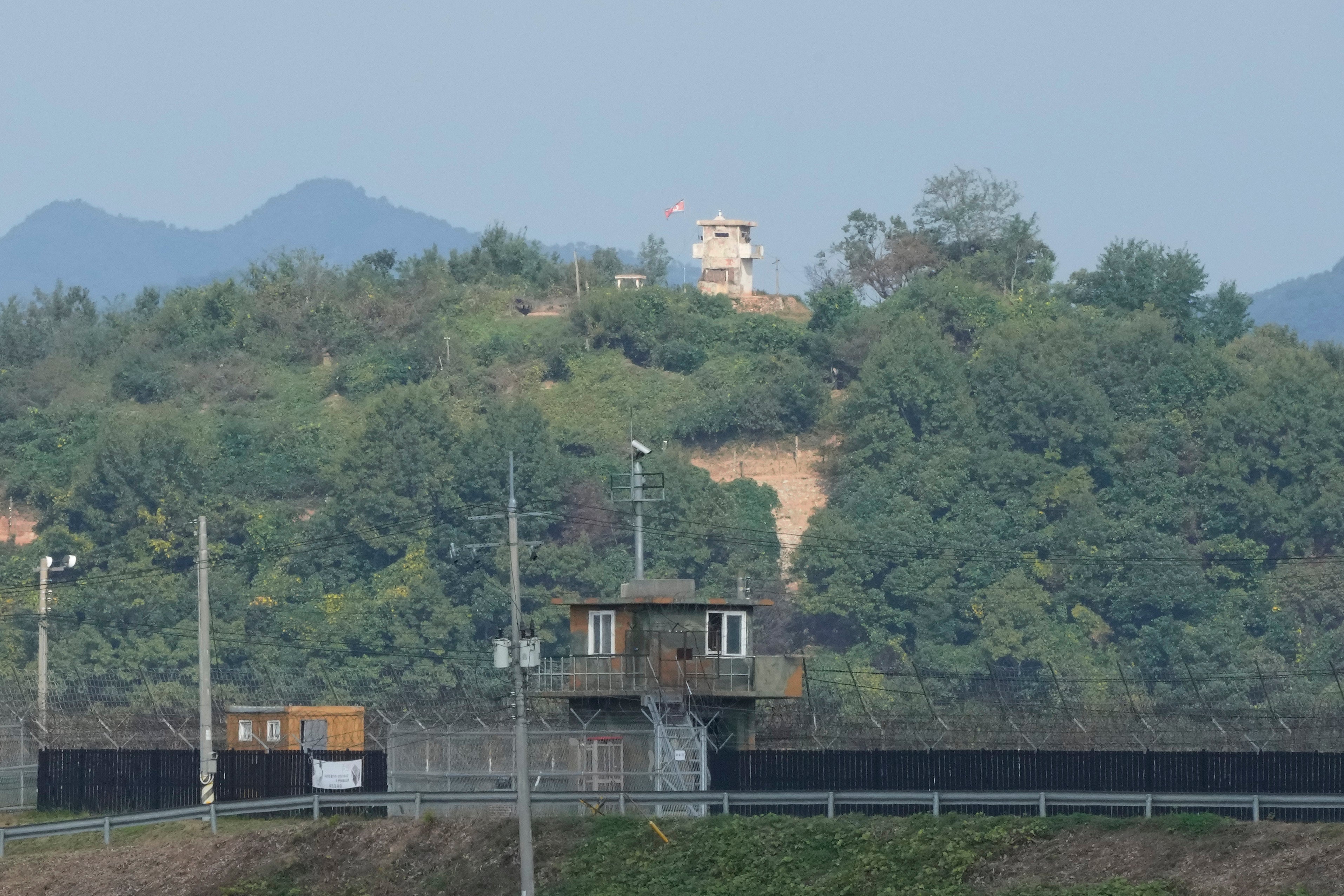 Un puesto de guardia militar norcoreano (arriba) y otro surcoreano (abajo) vistos desde Paju, Corea del Sur, cerca de la frontera con Corea del Norte, el 10 de octubre de 2024