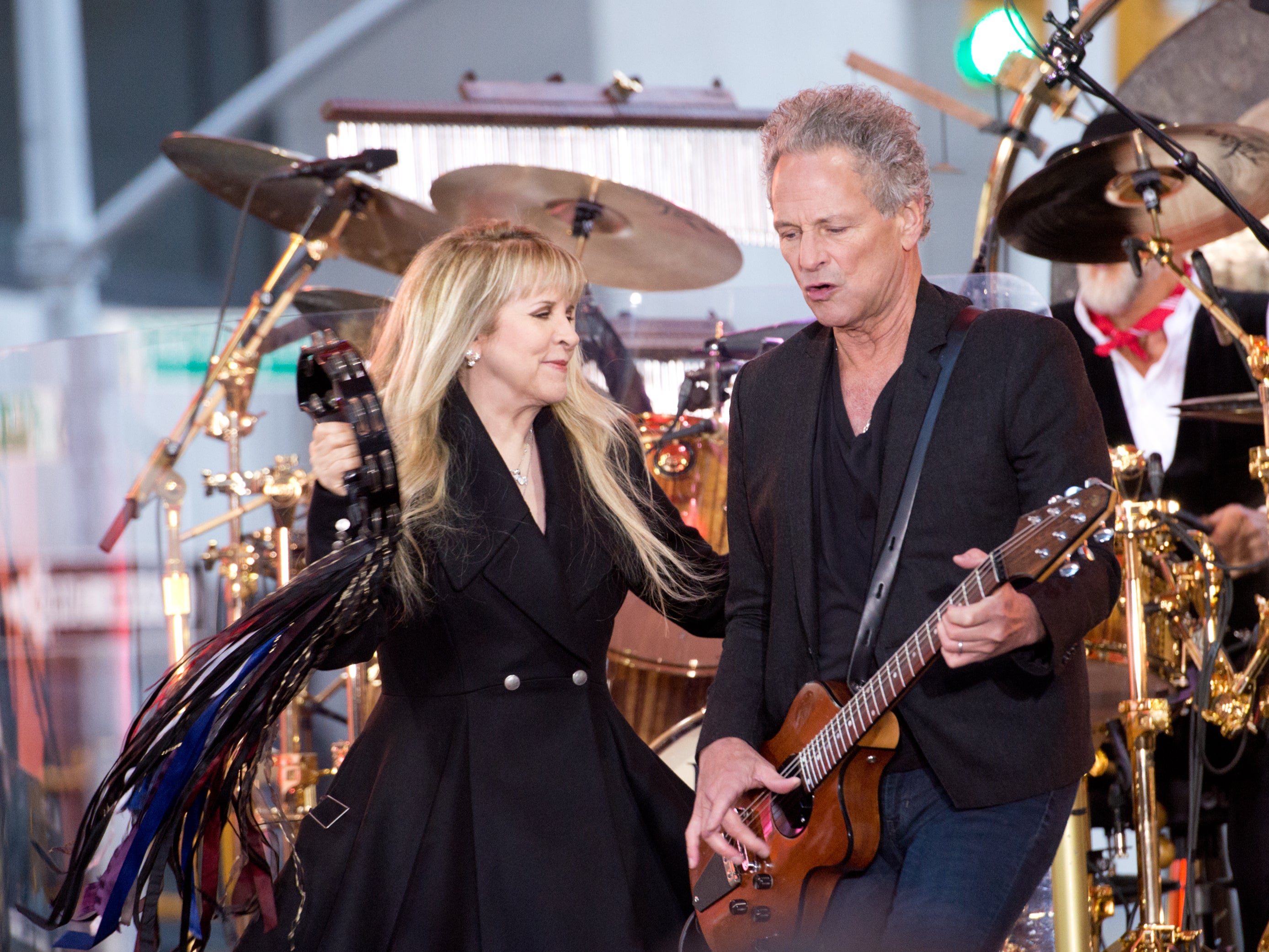 Stevie Nicks y Lindsey Buckingham actuando juntos con Fleetwood Mac en 2014