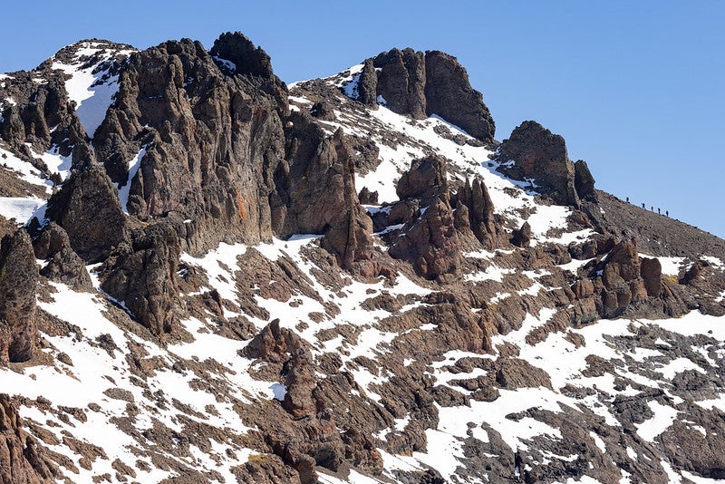 Equipos de tierra escalan la cresta suroeste de la montaña Eagle Peak para encontrar a Austin