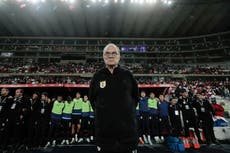 Uruguay busca recuperar el gol al recibir a Ecuador. Bielsa sale a escena en el Centenario