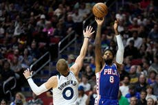 Paul George sale del encuentro de los 76ers de pretemporada con una molestia en la rodilla