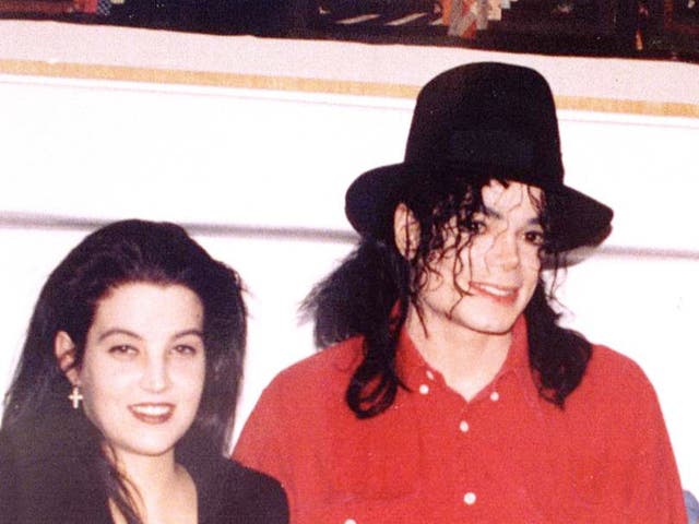 <p>Lisa Marie Presley con Michael Jackson en 1994</p>