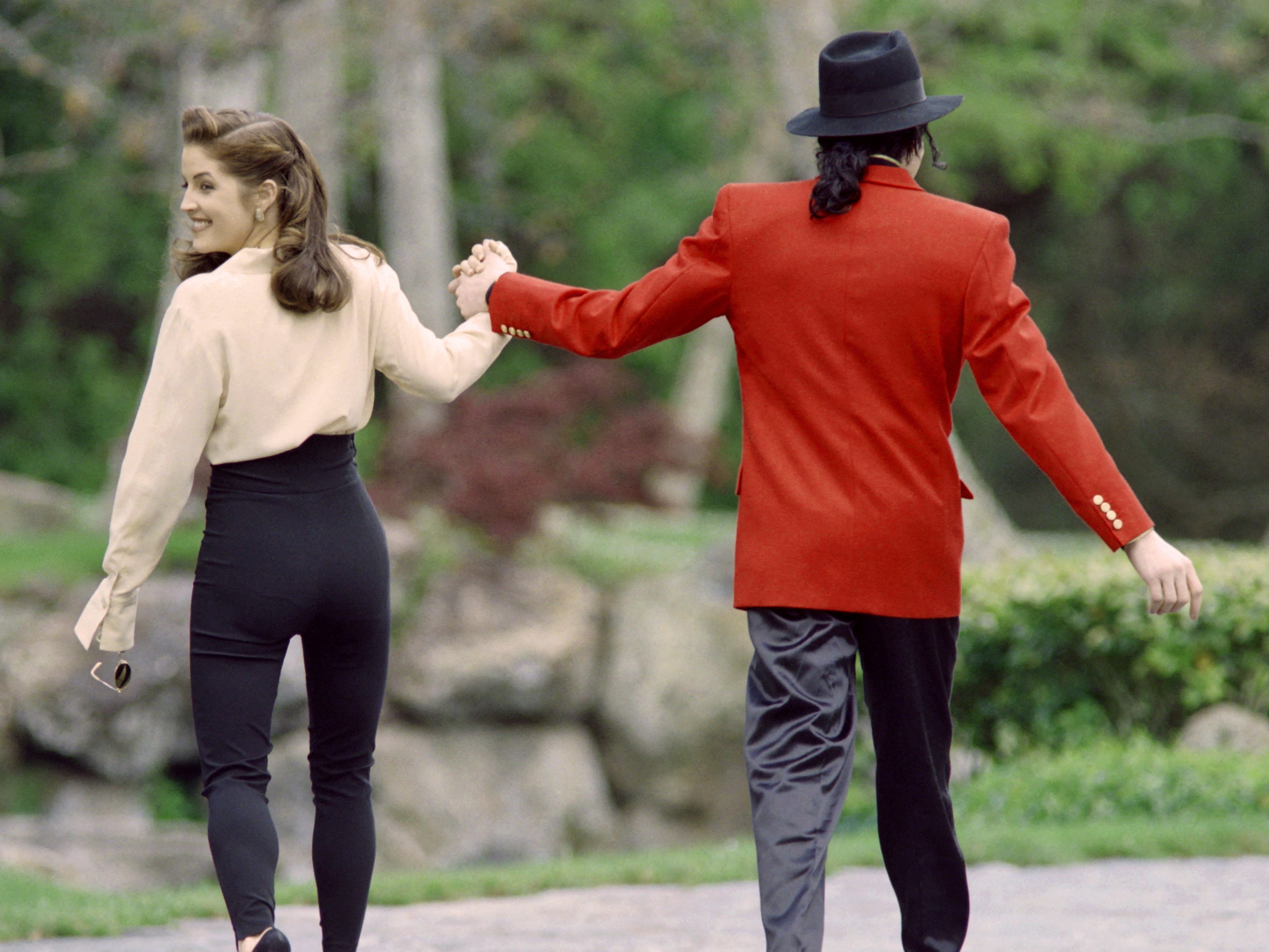 Lisa Marie Presley con su exmarido, el rey del pop, Michael Jackson, en su estancia Neverland (Los Ángeles) en 1995