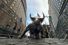 Wall Street se aleja de máximos históricos tras caída del precio del crudo y de títulos tecnológicos