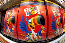 Manifestantes exigen a Kellogg que retire colorantes artificiales de Froot Loops y otros cereales