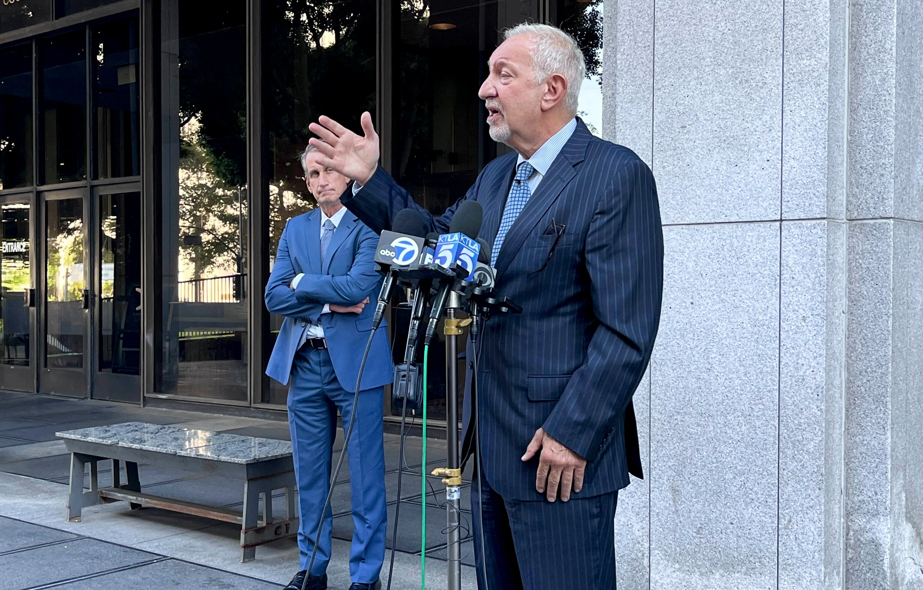 El abogado Mark Geragos informa sobre la evolución del caso de los hermanos Lyle y Erik Menéndez, que cumplen cadena perpetua por el asesinato de sus padres en 1989, el jueves 3 de octubre de 2024 en Los Ángeles