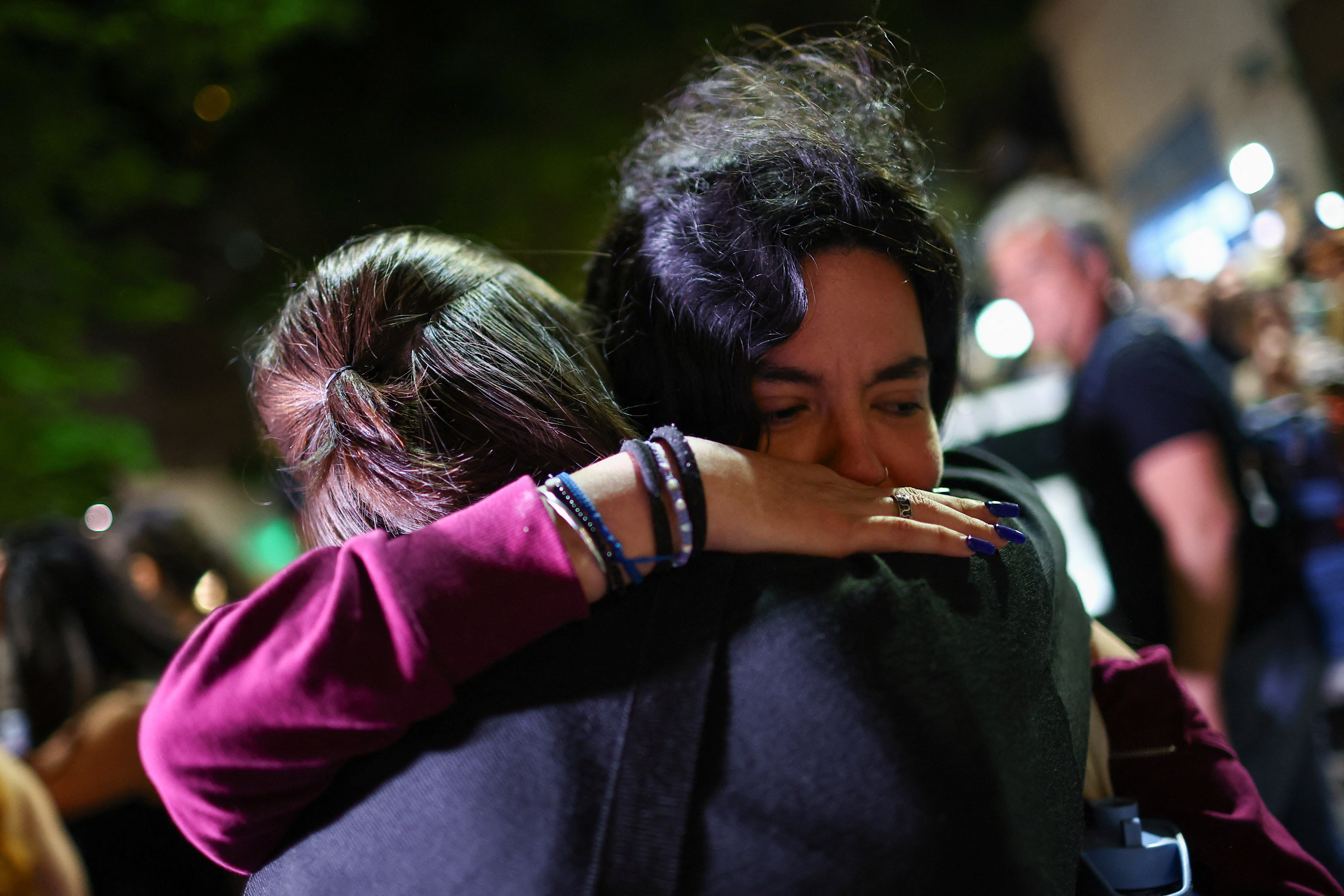 Los fans se abrazan frente al hotel donde las autoridades encontraron el cuerpo de Payne el miércoles por la noche