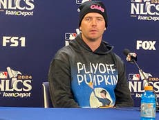 En su parque y de visita, Pete Alonso protege calabaza con la que busca dar suerte a Mets