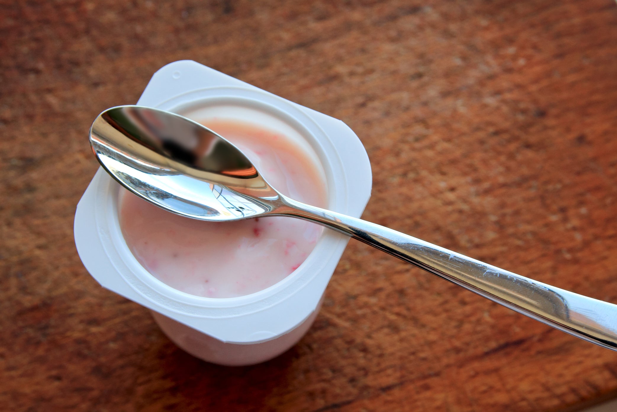 El yogur es especialmente bueno para mejorar la salud intestinal porque contiene bacterias