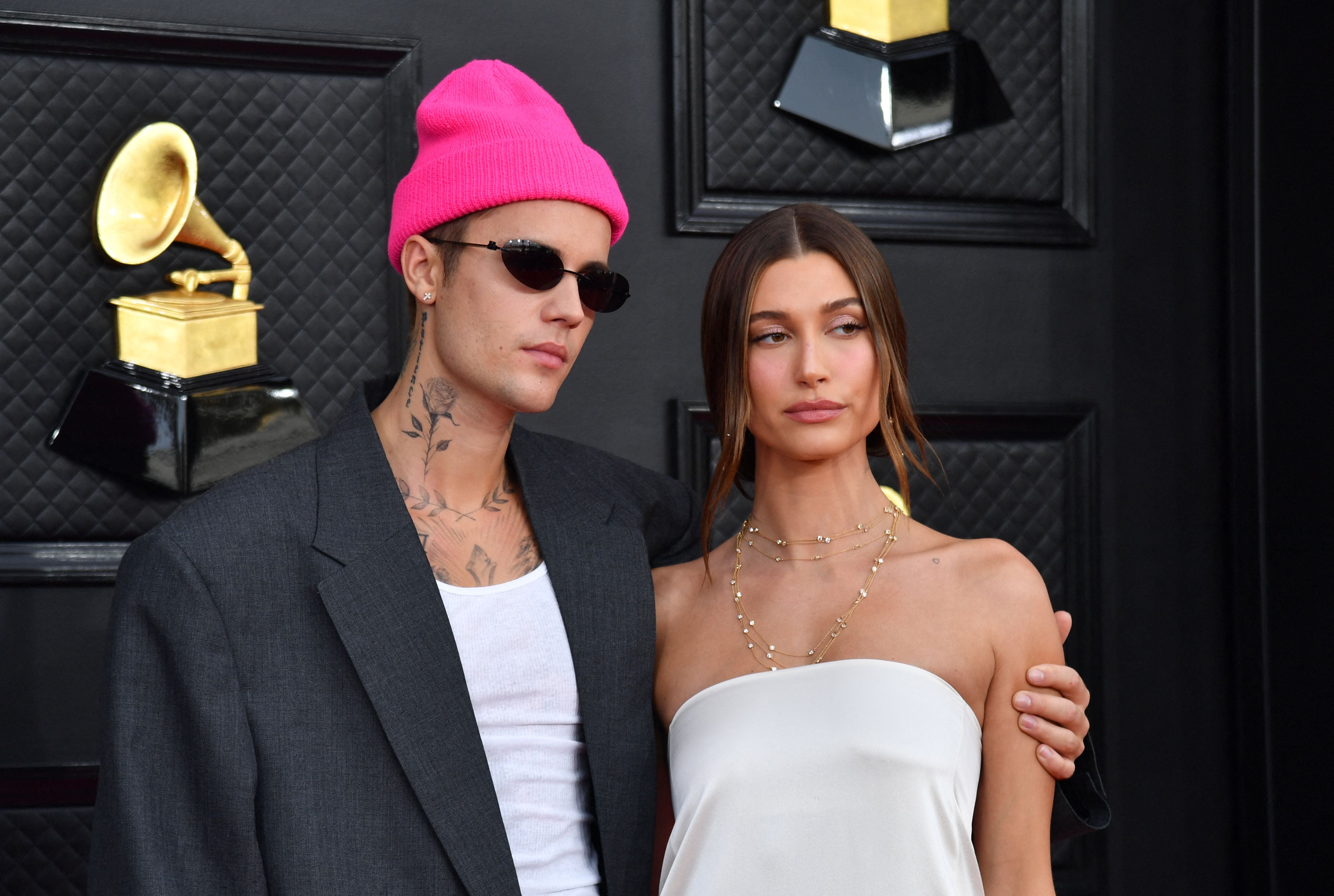 Bieber, en la foto con su esposa Hailey, rompió el silencio sobre las acusaciones