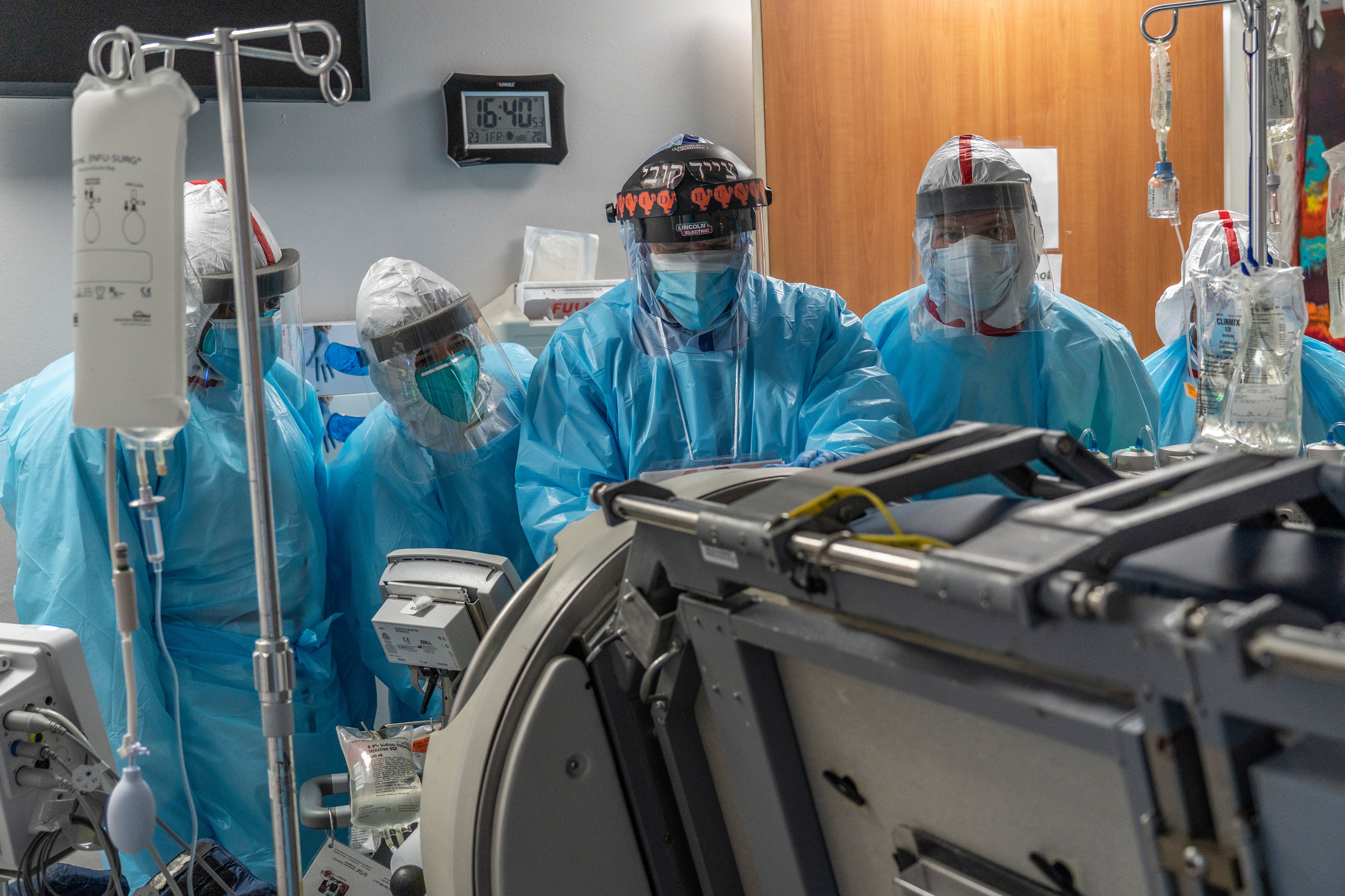 El personal médico observa mientras un doctor maneja una cama Roto-prone en la habitación de un paciente en la UCI de COVID-19 del United Memorial Medical Center en 2020. Un hombre de Kentucky estuvo a punto de ser sometido a la extracción de órganos, pero mostró signos de vida en el último momento