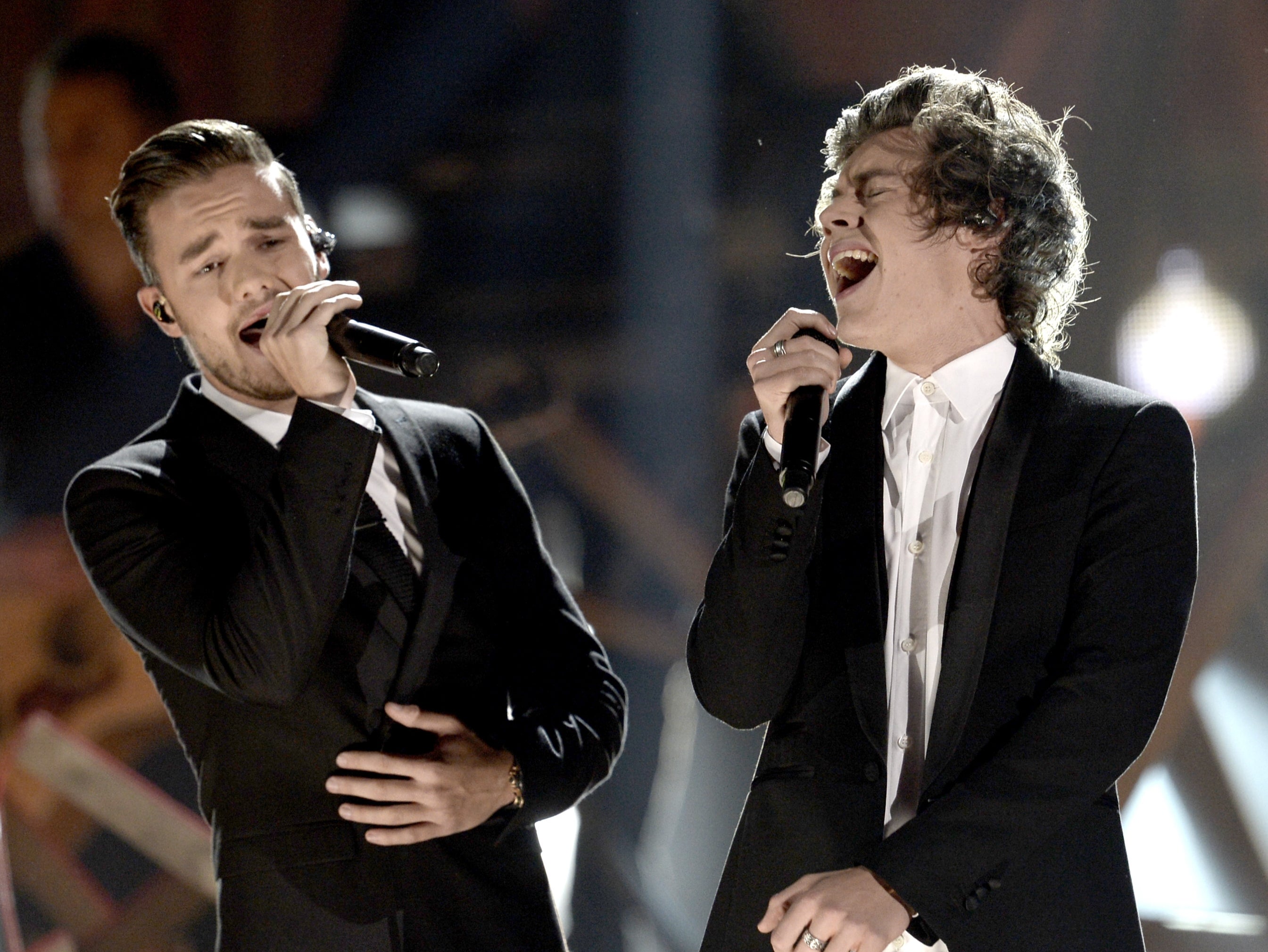 Liam Payne cantando junto a su compañero de One Direction, Harry Styles, en 2013