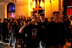 Praga prohíbe recorridos nocturnos de bares para reducir "turismo alcohólico"