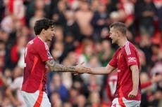 Manchester United respira con remontada en el complemento y supera 2-1 al Brentford