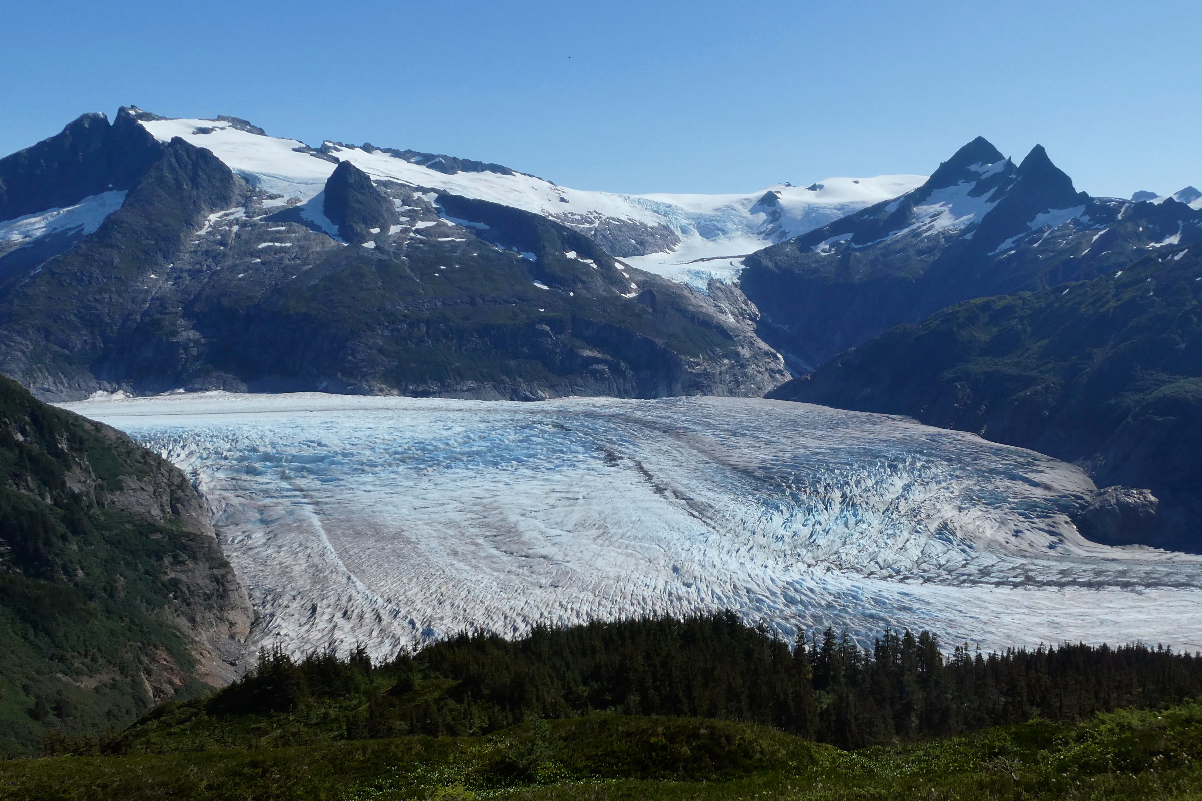 Vista del glaciar Mendenhall desde el sendero del Monte McGinnis en Juneau, Alaska, el 20 de agosto de 2023