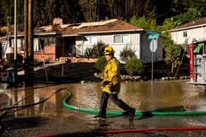 Bomberos de California luchan con "viento diablo", que amenaza con reavivar incendio en Oakland