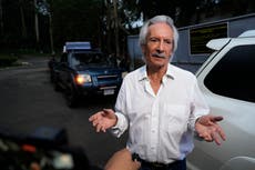 El presidente guatemalteco visita en su casa al periodista excarcelado José Rubén Zamora